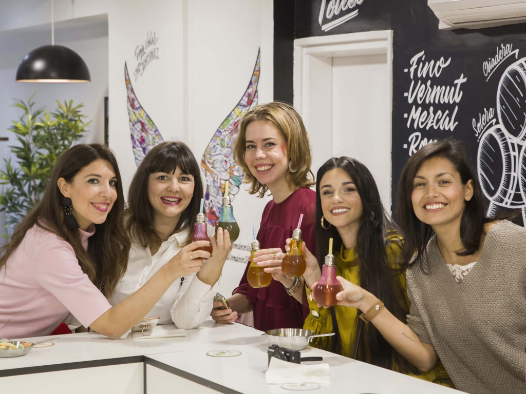 Influencers en Makoondo Coctelería Zaragoza. Carmen de Mua Carmen, Almudena de Almucaste, Carmen de Saborea con los ojos, Valva de Amarillo Macramé y Andrea de Increíble pero cierzo. Influencers de Zaragoza