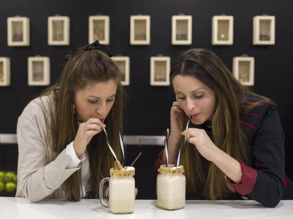 Grace Beggy y Raquel Cartagena en Makoondo Coctelería
